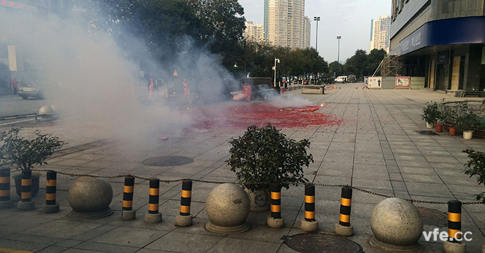 湘商世紀鑫城1樓前坪燃放開(kāi)門(mén)鞭炮 湘商世紀鑫城1樓前坪燃放開(kāi)門(mén)鞭炮