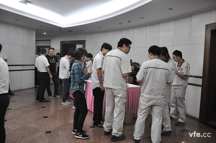 會(huì )議間隙大家在一起探討 會(huì )議間隙大家在一起探討