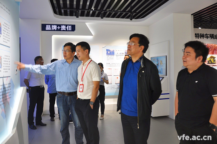 參觀(guān)湘電集團陳列室