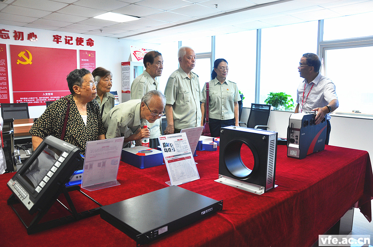 老前輩們參觀(guān)銀河電氣的產(chǎn)品 老前輩們參觀(guān)銀河電氣的產(chǎn)品