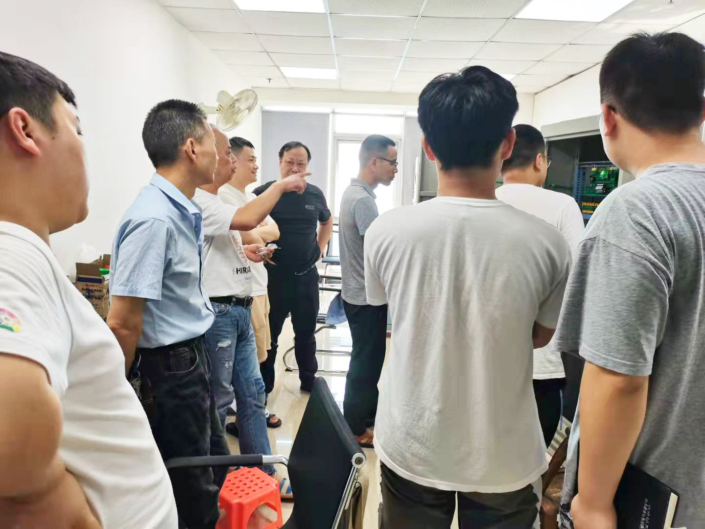 銀河電氣組織生產(chǎn)部學(xué)習電氣柜安裝布線(xiàn)工藝 銀河電氣組織生產(chǎn)部學(xué)習電氣柜安裝布線(xiàn)工藝